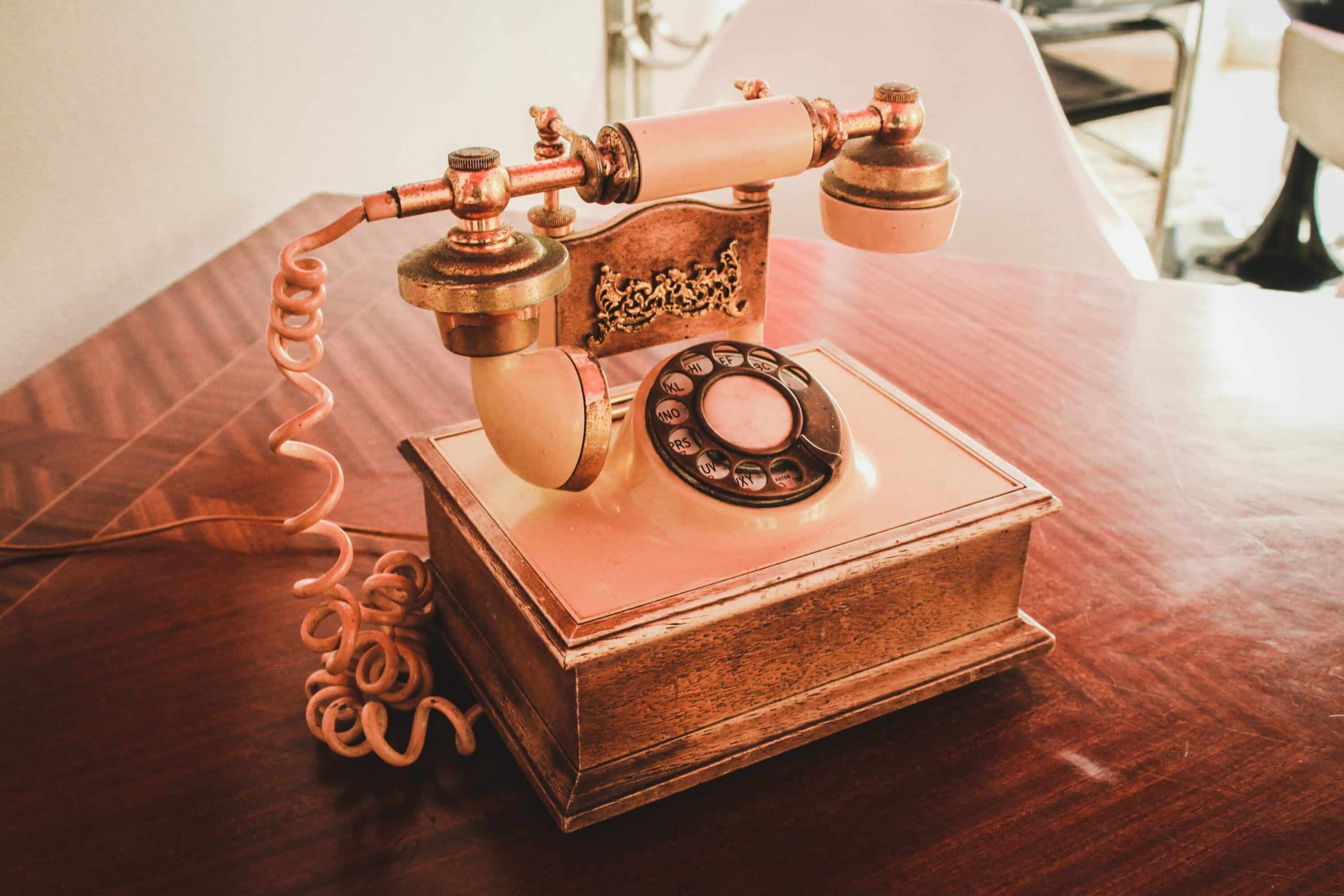 A pink turnstyle telephone